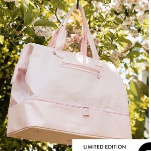 béis weekender bag in sakura pink woven ISO